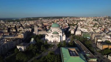 Dünyanın en büyük Ortodoks kiliselerinden biri olan Belgrad, Sırbistan 'daki Saint Sava tapınağının insansız hava aracı görüntüsü.