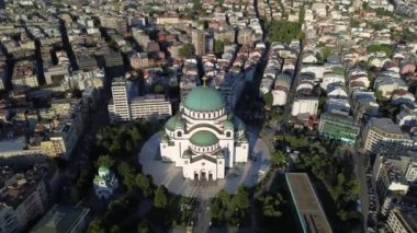 Dünyanın en büyük Ortodoks kiliselerinden biri olan Belgrad, Sırbistan 'daki Saint Sava tapınağının insansız hava aracı görüntüsü.