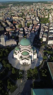 Dünyanın en büyük Ortodoks kiliselerinden biri olan Belgrad, Sırbistan 'daki Saint Sava tapınağının insansız hava aracı görüntüsü.