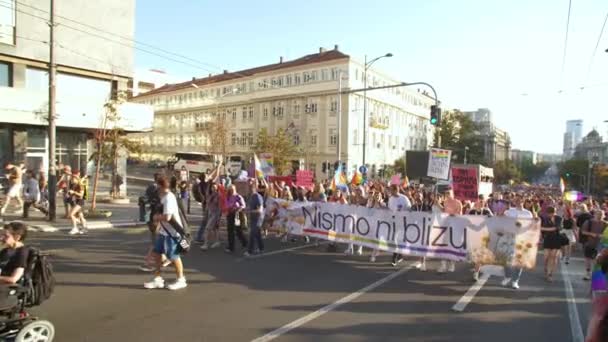 セルビア ベオグラード 2023年9月9日 ベオグラードプライド ベオグラードの通りを通るパレード参加者のプロセス サポーターは毎年恒例のプライドパレードで虹の旗とサインを波 — ストック動画