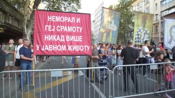 セルビア ベオグラード 2023年9月9日 警官の前で抗議するプライドの反対者 — ストック動画