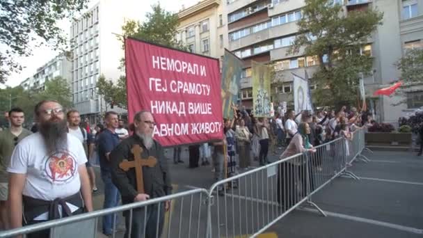 Szerbia Belgrád 2023 Szeptember Büszke Ellenfelek Tiltakoznak Rendőrség Előtt — Stock videók