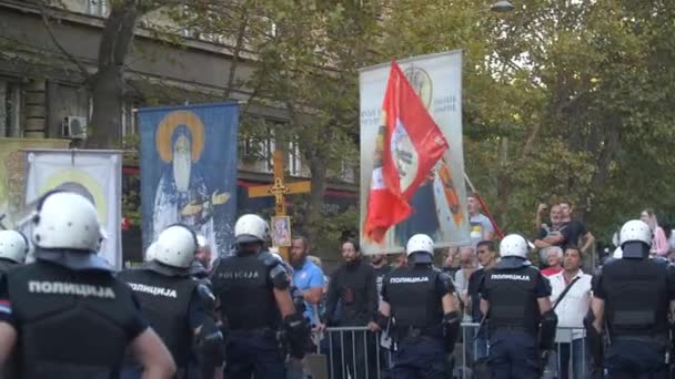 Sérvia Belgrado Setembro 2023 Opositores Orgulho Protestam Frente Uma Linha — Vídeo de Stock