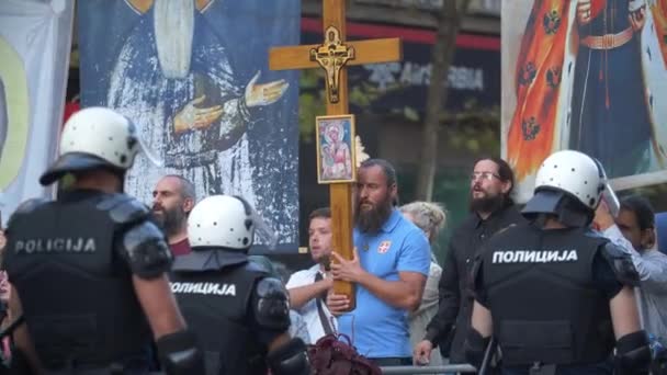 Σερβία Βελιγράδι Σεπτεμβρίου 2023 Υπερηφανευμένοι Αντίπαλοι Διαδηλώνουν Μπροστά Αστυνομική Γραμμή — Αρχείο Βίντεο