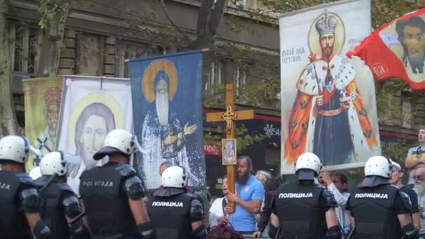 Serbia Belgrado Septiembre 2023 Los Opositores Orgullo Protestan Frente Una — Vídeo de stock