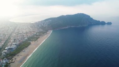 Akdeniz kıyısı ve Alanya şehri havadan görünüyor.