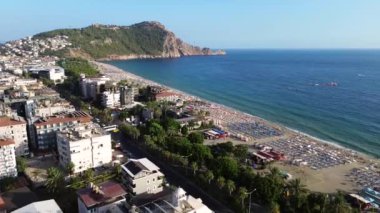 Akdeniz kıyısı ve Alanya şehri havadan görünüyor.