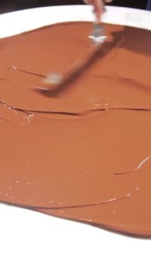 Lokantada çikolatayı özel tatlılar için karıştırıyorum. Aceleci mutfak ve hamur işi kavramı
