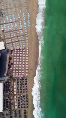 Uçan İnsansız Hava Aracı Alanya plajında Dinlenen Kalabalığın Uçan İnsansız Hava Görüntüsü