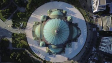 Dünyanın en büyük Ortodoks kiliselerinden biri olan Belgrad, Sırbistan 'daki Saint Sava tapınağının insansız hava aracı görüntüsü.