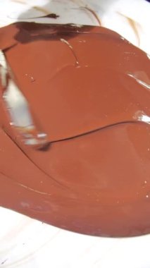 Lokantada çikolatayı özel tatlılar için karıştırıyorum. Aceleci mutfak ve hamur işi kavramı
