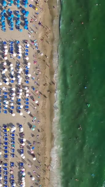 アランヤのビーチでリラックスする人々の飛行ドローンからの空中ビュー — ストック動画