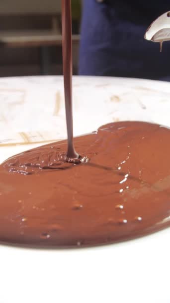 レストランでシグネチャーデザートのチョコレートを混ぜる オート料理とペストリーのコンセプト — ストック動画
