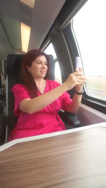 電車で旅行中に視界の写真を撮るスマートフォンアプリを使用している女性 — ストック動画