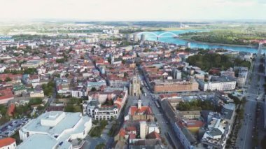 Mimari binaları ve caddeleri olan Avrupa şehrinin havadan görünüşü. Küçük kasaba manzarasının merkez meydanı, üst manzara