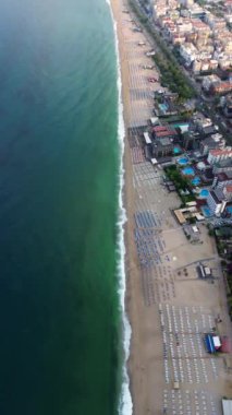 Uçan İnsansız Hava Aracı Alanya plajında Dinlenen Kalabalığın Uçan İnsansız Hava Görüntüsü