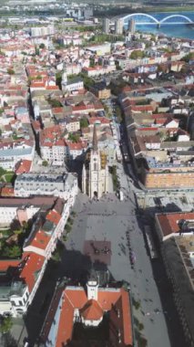 Mimari binaları ve caddeleri olan Avrupa şehrinin havadan görünüşü. Küçük kasaba manzarasının merkez meydanı, üst manzara