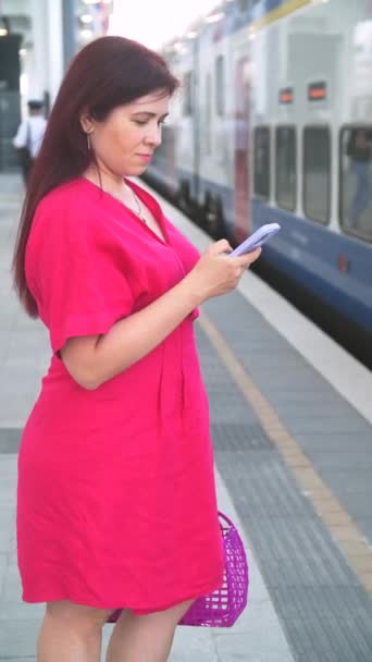 Mujer Usando Teléfono Inteligente Mientras Espera Tren Como Llegada Comprobación — Vídeo de stock