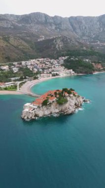 Karadağ 'ın Budva kenti yakınlarındaki Balkan yarımadasındaki Akdeniz kıyısındaki küçük bir kasaba olan Sveti Stefan Yarımadası' nın hava manzarası.