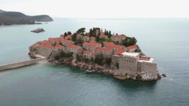 Karadağ 'ın Budva kenti yakınlarındaki Balkan yarımadasındaki Akdeniz kıyısındaki küçük bir kasaba olan Sveti Stefan Yarımadası' nın hava manzarası.
