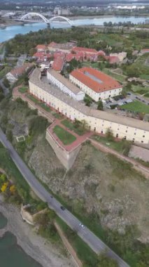 Petrovaradin Novi Sad kalesinin Sırbistan 'daki Türk dönemine ait havadan görünüşü Tuna nehri boyunca uzanan eski Yugoslavya