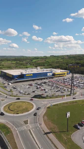 Belgrad Sırbistan Nisan 2024 Ikea Mağazası Büyük Otoparkın Hava Görüntüleri — Stok video
