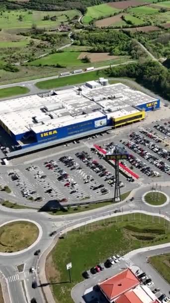 Belgrad Sırbistan Nisan 2024 Ikea Mağazası Büyük Otoparkın Hava Görüntüleri — Stok video