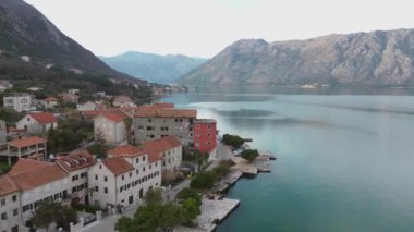 Tatil ve seyahat konsepti. Kotor Boka Körfezi, İHA 'dan hava görüntüsü