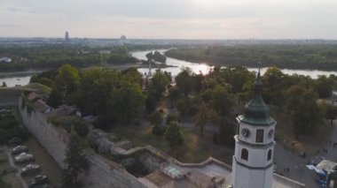 Belgrad 'ın merkezinin hava fotoğrafçılığı. Kalemegndan Parkı ve Tuna ve Sava manzarası