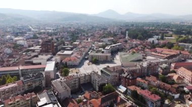 Avrupa 'ya seyahat kavramı. Cacak şehrinin şehir alanının hava görüntüsü.