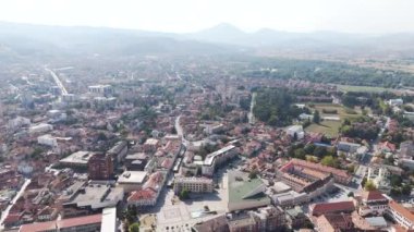 Avrupa 'ya seyahat kavramı. Cacak şehrinin şehir alanının hava görüntüsü.