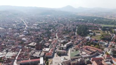 Avrupa 'ya seyahat kavramı. Cacak şehrinin şehir alanının hava görüntüsü.