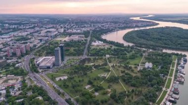 Sabahleyin sis ve siste Belgrad şehrinin insansız hava görüntüsü. Zemun ve Yeni Belgrad bölgesi, Sırbistan ve Avrupa