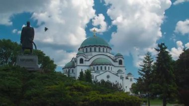 Sabahleyin sis ve siste Belgrad şehrinin insansız hava görüntüsü. Zemun ve Yeni Belgrad bölgesi, Sırbistan ve Avrupa