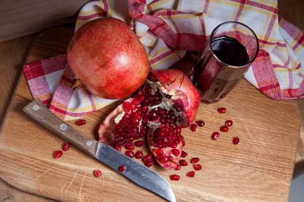 Composition Grenade Rouge Mûre Avec Couteau Vintage Verre Jus Fruits — Photo