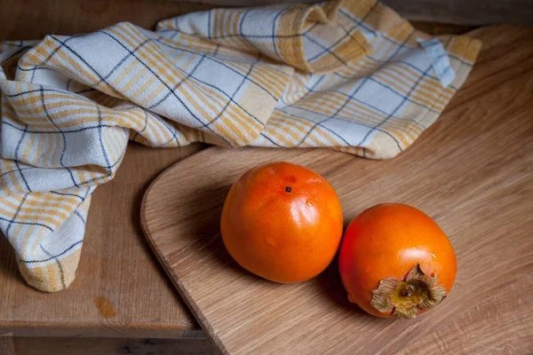 Deliziosi Frutti Cachi Freschi Pronti Essere Mangiati Sfondo Legno — Foto Stock