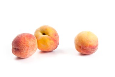 Yaz şeftali meyvesi. Beyaz arka planda birkaç olgun şeftali.