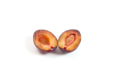 Sulu yaz eriği meyvesi. Beyaz arka planda izole edilmiş olgunlaşmış tatlı erik.