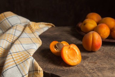 Arka planda meyveli ve killi kayısı meyveleri. Eski ahşap arkaplan kompozisyonu