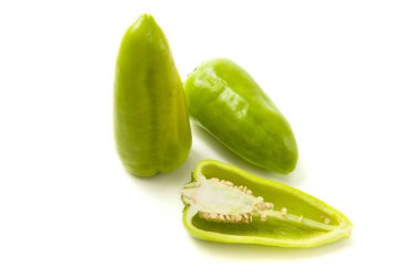 İki adet yeşil dolmalık biber (kapsicum), tatlı dolmalık biber olarak bilinir, kırmızı biber beyaz arka planda izole edilmiştir. Sebze koleksiyonu.