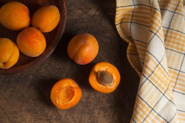 Arka planda meyveli ve killi kayısı meyveleri. Eski ahşap arkaplan kompozisyonu