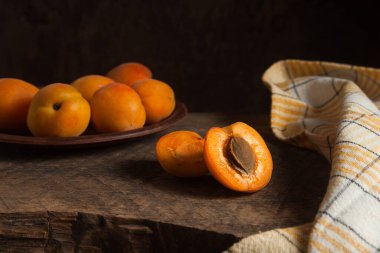 Arka planda kayısı ve kil tabakla kayısı. Eski ahşap arkaplan kompozisyonu