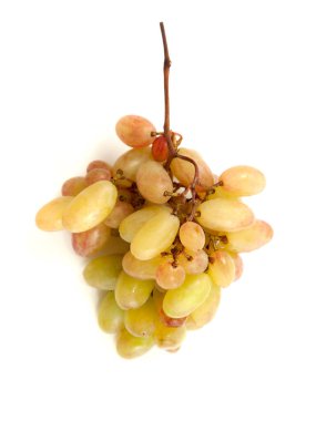 Beyaz arka planda yumuşak gölgeli pembe şarap üzümleri.