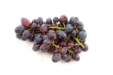 Beyaz arka planda izole edilmiş bir sürü koyu mavi üzüm. Beyaz gölgeli mor şarap üzümleri
