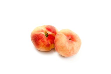 Olgun iki Çin şeftali ağacı meyvesi ya da yumuşak gölgeli satürn şeftalisi kesme yolu ile beyaz arka planda izole edilmiş