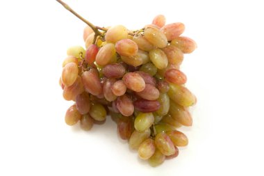 Beyaz arka planda izole edilmiş bir sürü olgun pembe üzüm..