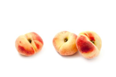 Üç olgun Çin yassı şeftali meyvesi ya da yumuşak gölgeli satürn şeftali beyaz arka planda kırpma yolu ile izole