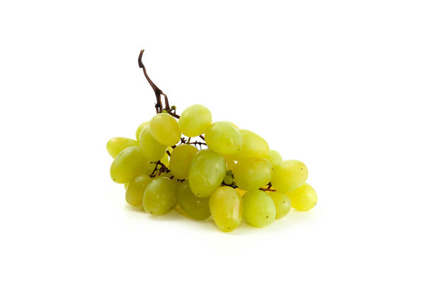 Большая куча спелого зеленого винограда выделена на белом фоне. Белое вино виноград с мягкой тени изолированы на белом