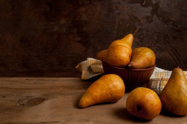 Meyve arkaplan resmi. Eski ahşap zemin üzerinde olgun sulu armut meyveleri