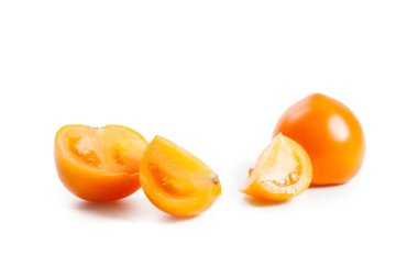 Kesim ve beyaz arka planda yumuşak gölgeli olgun sulu sarı domates. Beyaz üzerine sebze koleksiyonu